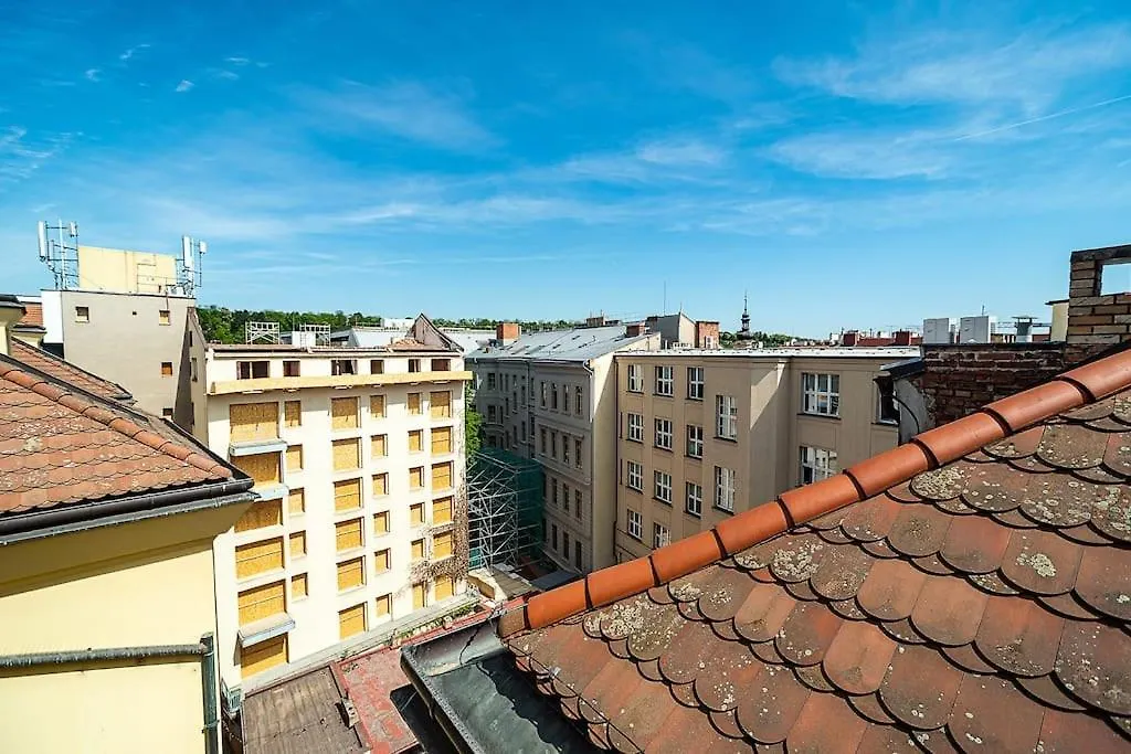 Fantastic Attic Apt With Big Terrace Praga 0*,  República Checa
